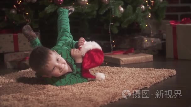 圣诞礼物的小可爱男孩视频