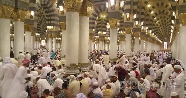 里面的圣地祈祷 Al 麦地那圣寺清真寺 清真寺 在沙特阿拉伯的麦地那的视频