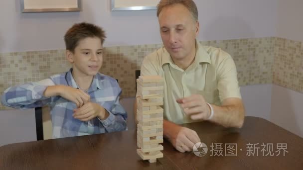 爸爸和儿子玩棋盘游戏积木视频
