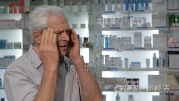 男性顾客来到药店与头痛视频