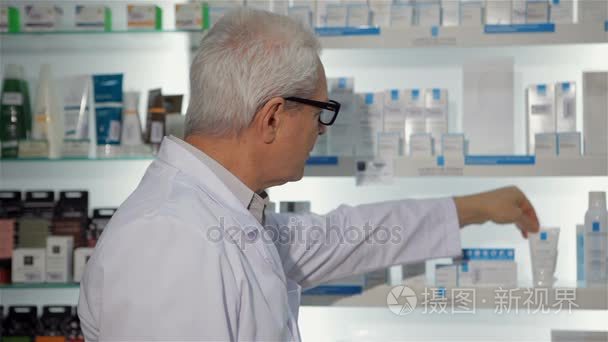 男性的药剂师在药店摆姿势
