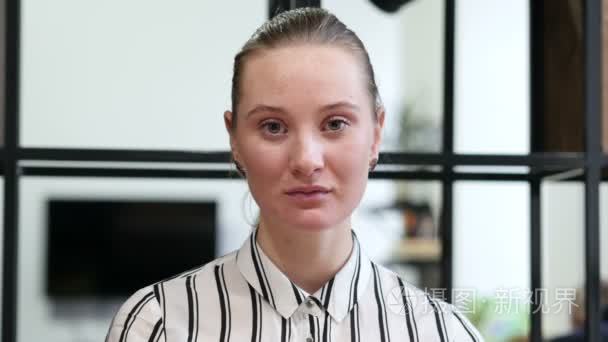 眨动的眼睛，幸福的女人脸的特写