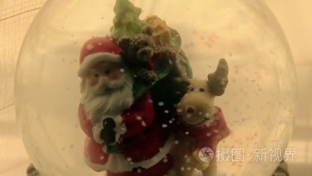 圣诞老人在玻璃球视频