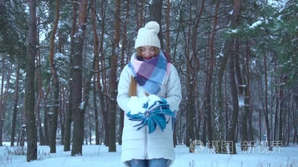 女孩打开一把伞在雪林视频