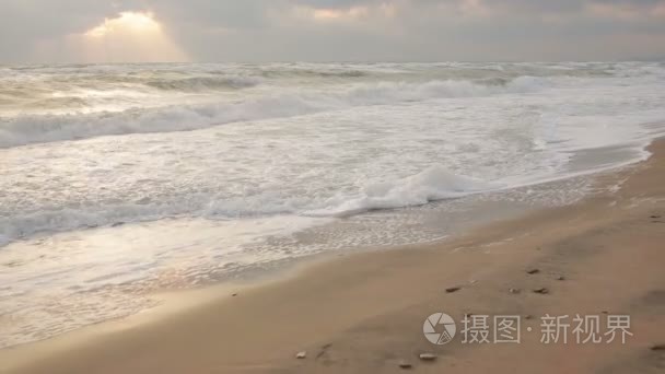 一场暴雨在海岸大浪视频