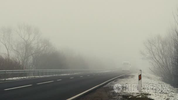 汽车骑道及在雾中闪烁的灯火视频