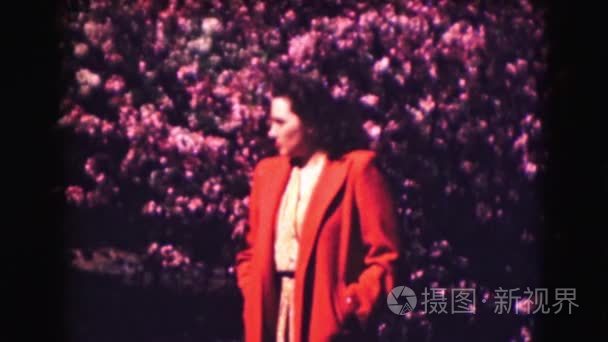 女人站在花前视频