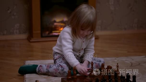 小女孩在扩音器木制棋盘下棋视频