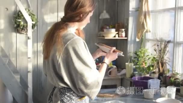 小陶瓷工作室的女人画一道菜视频