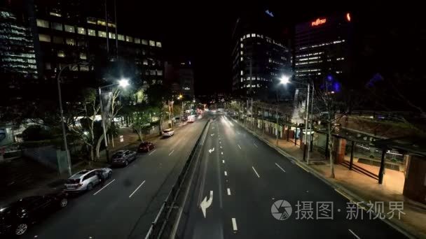 长夜的路，在悉尼，从包括城市灯光会车的道路上。路边都停着辆车视频