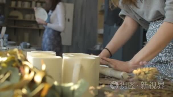 在小陶瓷工作室工作的两个女人视频