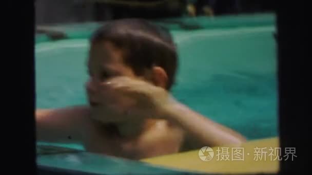 男孩在游泳池玩乐视频