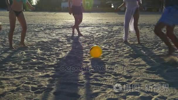 群的朋友在沙滩上玩球视频