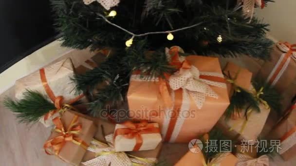 礼品玩具和白光闪烁花环介绍下装饰圣诞枞树的框。幻灯片的相机运动