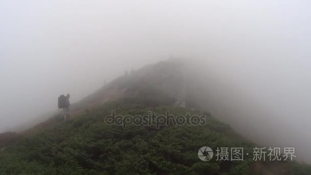 风暴在山中徒步旅行的人视频