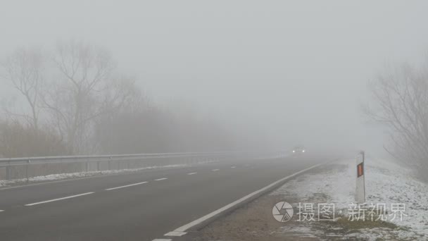 汽车骑道及在雾中闪烁的灯火视频