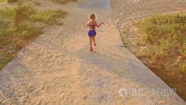 在沙滩上赤脚跑的小女孩视频