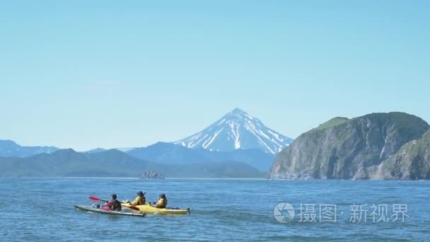 在海上皮划艇堪察加半岛上的人视频