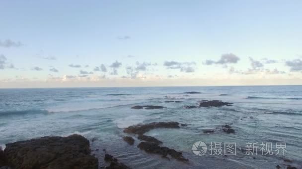 飞越沿海海水的黑色火山石视频