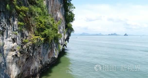 美丽的石灰岩岩层中海的鸟瞰图视频