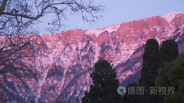 在雪地里被初升的太阳照亮山视频