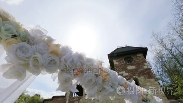 阳光照在白色花环上婚礼圣坛视频