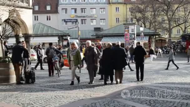 在慕尼黑谷物市场走过的人视频