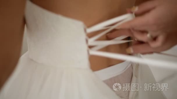 蕾丝婚纱礼服伴娘帮助视频
