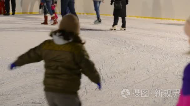 在室外体育场的滑冰表演者视频