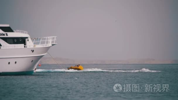保险杠管骑在小船上红海后面。慢动作视频
