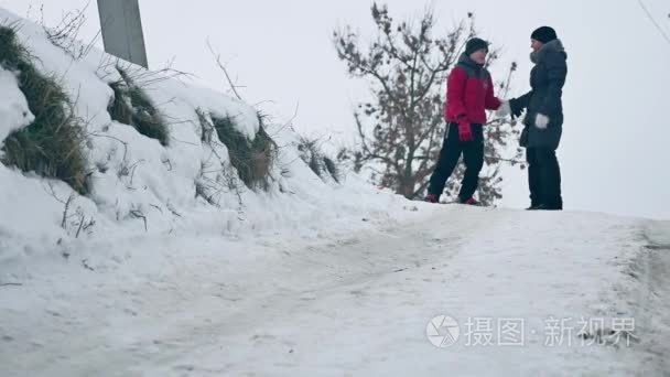 男孩滑雪板运动在雪与节日冬天视频