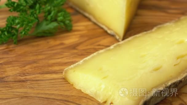 美味片绿叶的羊奶酪视频