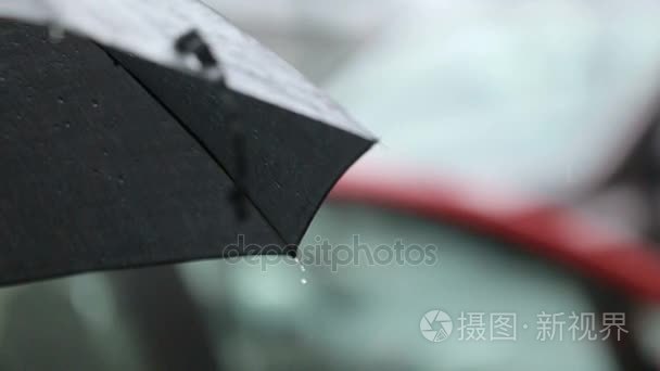 从黑伞落下的雨滴视频