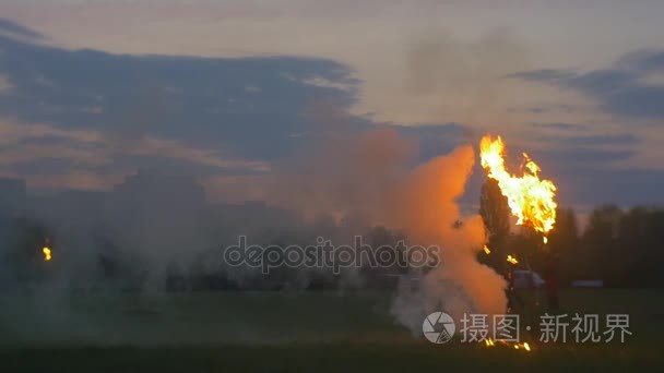 上边缘的城市住宅周围火焰黄昏示范运行的男人视频剪影绿色草地春天傍晚日落粉色和蓝色的天空