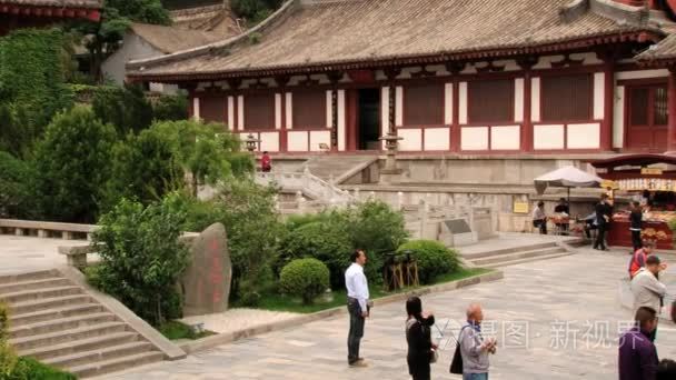游客们参观华清池景区在西安，中国