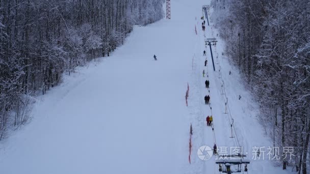 画面滑雪场的滑雪和滑雪板视频