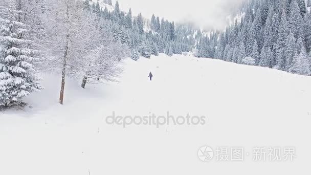 在山的鸟瞰图画面人冒险视频