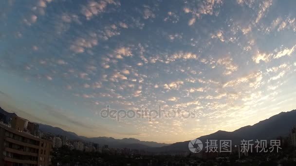 日出和云海在智利圣地亚哥视频