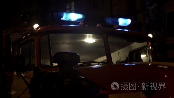 消防卡车应急灯和警报器视频