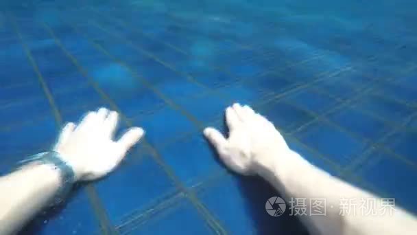 男子跳水和摆脱周围酒店游泳池视频