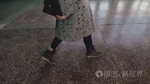 女人的腿走在老火车站视频