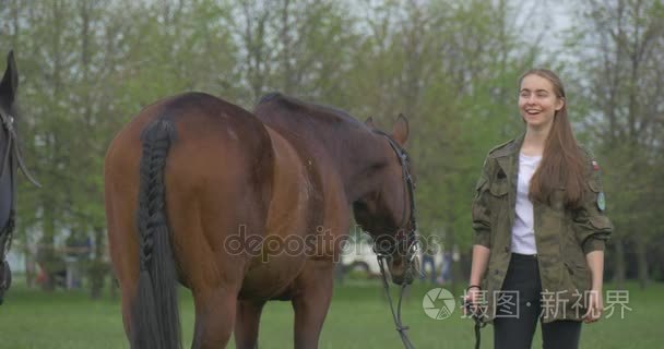 女孩准备马术节开幕视频