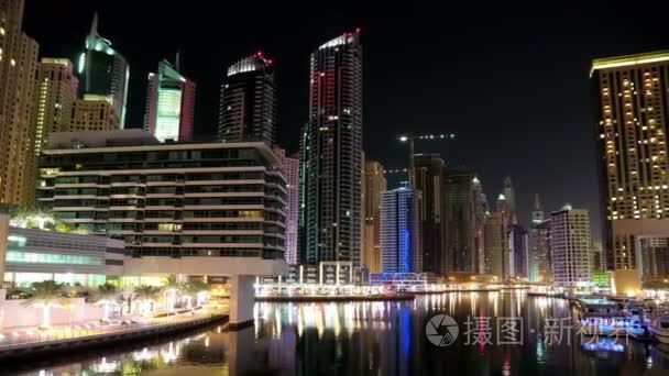 在晚上的迪拜码头视频