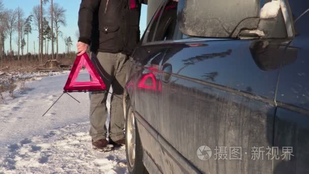 在冬天走近汽车三角警示牌的人视频