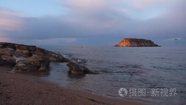 海浪在岩石海岸阿卡玛半岛视频