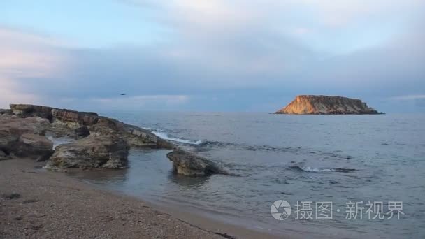 海浪在岩石海岸阿卡玛半岛视频