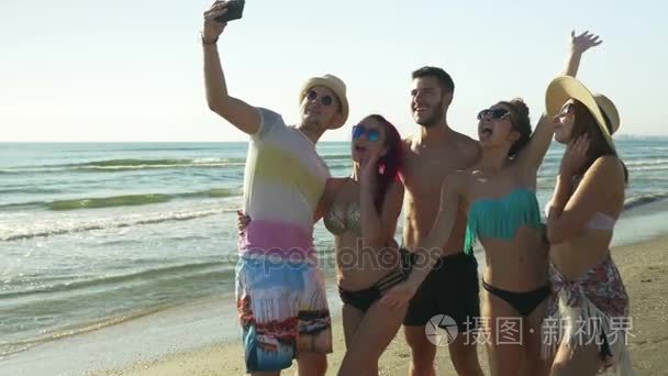 群的朋友考虑自拍照在沙滩上视频