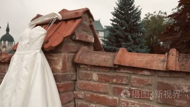 砖的墙上的白色连衣裙视频
