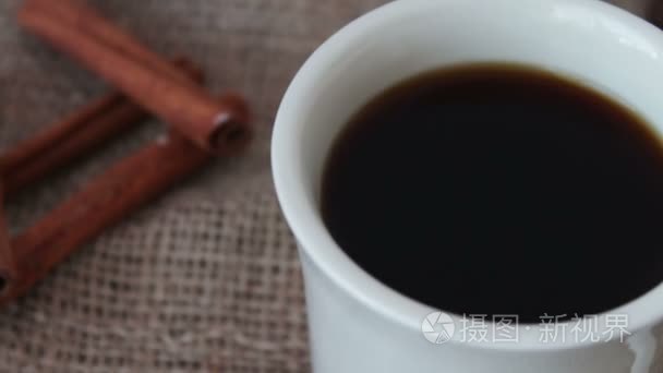 一杯香咖啡木制的桌子上视频