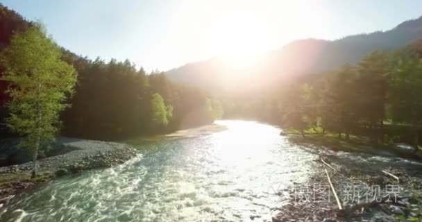 4 k 到鸟瞰图。低飞行新鲜冷山河在阳光灿烂的夏天早晨